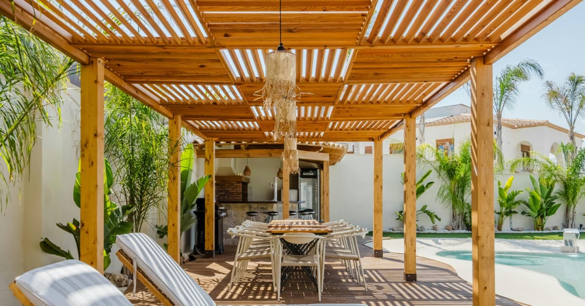 Cómo impermeabilizar una pérgola de madera exterior para protegerla de la lluvia y la humedad.