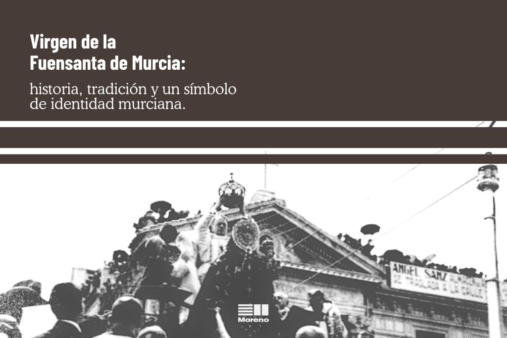 Virgen de la Fuensanta de Murcia durante una procesión rodeada de fieles
